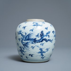 Een Chinese blauw-witte gemberpot met een draak en een feniks, Kangxi — foto 5