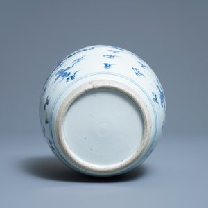 Een Chinese blauw-witte gemberpot met een draak en een feniks, Kangxi — foto 7