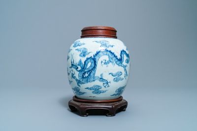 Een Chinese blauw-witte gemberpot met een draak en een feniks, Yongzheng
