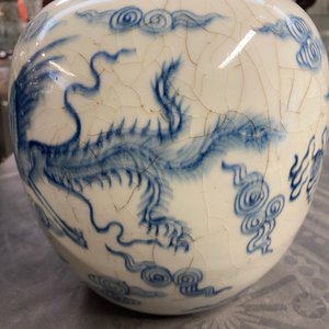 Een Chinese blauw-witte gemberpot met een draak en een feniks, Yongzheng — foto 12