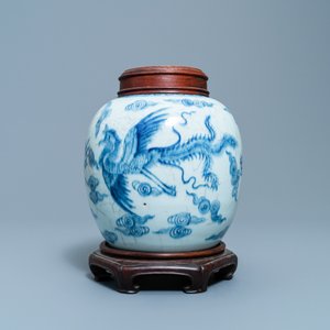 Een Chinese blauw-witte gemberpot met een draak en een feniks, Yongzheng — foto 2