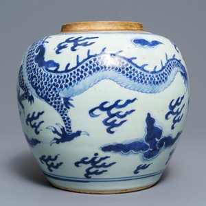 Een Chinese blauw-witte gemberpot met een draak, Kangxi — foto 3