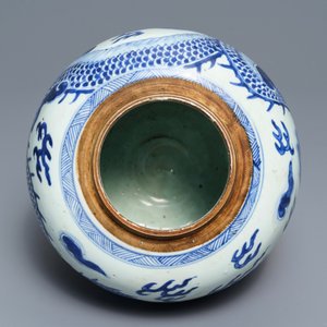 Een Chinese blauw-witte gemberpot met een draak, Kangxi — foto 5