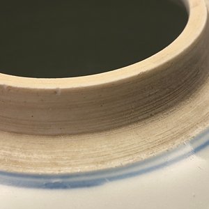Een Chinese blauw-witte gemberpot met figuratief decor, Kangxi — foto 9