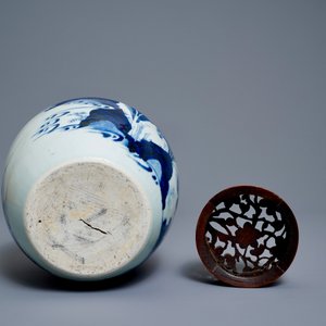 Een Chinese blauw-witte gemberpot met figuren in een landschap en een houten deksel, Transitie periode — foto 7