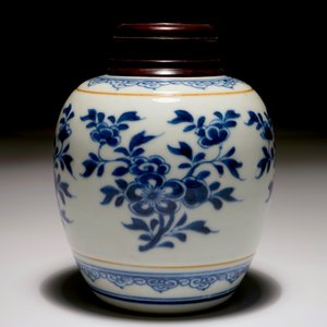 Een Chinese blauw-witte gemberpot met houten deksel, Kangxi — foto 4
