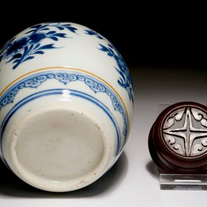 Een Chinese blauw-witte gemberpot met houten deksel, Kangxi — foto 7