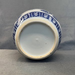 Een Chinese blauw-witte gemberpot met 'Shou'-karakters, Kangxi — foto 14