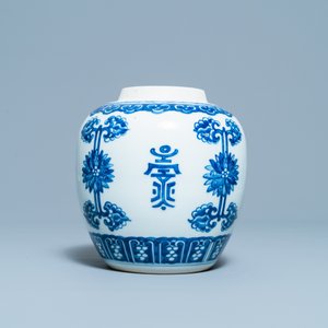 Een Chinese blauw-witte gemberpot met 'Shou'-karakters, Kangxi — foto 2