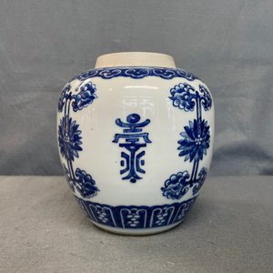 Een Chinese blauw-witte gemberpot met 'Shou'-karakters, Kangxi — foto 10