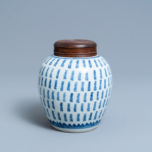 Een Chinese blauw-witte gemberpot met 'Shou'-karakters, Kangxi — foto 1