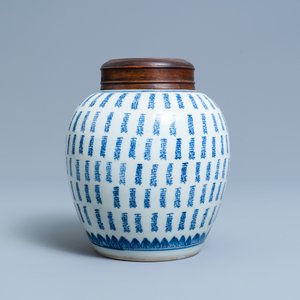 Een Chinese blauw-witte gemberpot met 'Shou'-karakters, Kangxi — foto 2