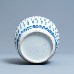 Een Chinese blauw-witte gemberpot met 'Shou'-karakters, Kangxi — foto 7