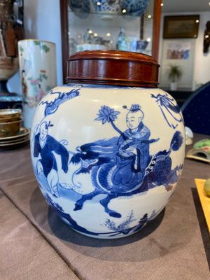 Een Chinese blauw-witte gemberpot met spelende jongens met een qilin, Kangxi — foto 2