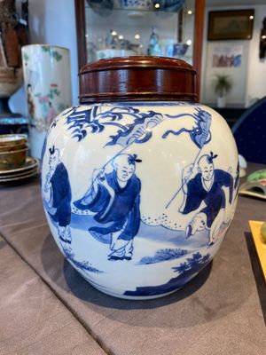 Een Chinese blauw-witte gemberpot met spelende jongens met een qilin, Kangxi — foto 3