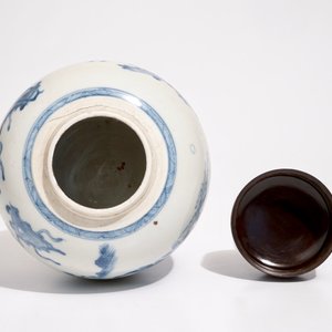 Een Chinese blauw-witte gemberpot met spelende zotjes, Kangxi — foto 5
