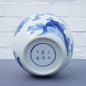 Een Chinese blauw-witte gemberpot met verguld deksel, Jiajing merk, Kangxi — foto 13