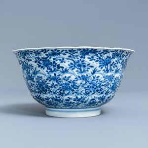 Een Chinese blauw-witte gemouleerde kom met floraal decor, Kangxi — foto 3
