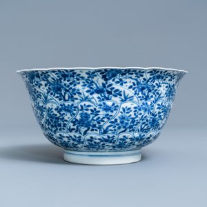 Een Chinese blauw-witte gemouleerde kom met floraal decor, Kangxi — foto 5