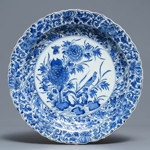 Een Chinese blauw-witte getorste schotel met een vogel bij bloemen, Kangxi — foto 1