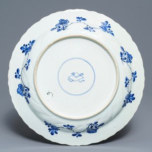 Een Chinese blauw-witte getorste schotel met een vogel bij bloemen, Kangxi — foto 2
