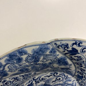 Een Chinese blauw-witte getorste schotel met feniksen en apen, Kangxi — foto 6