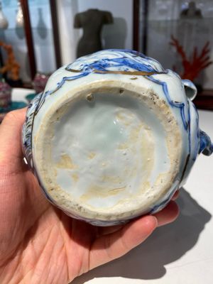 Een Chinese blauw-witte 'granaatappel' kendi met goudophoging, Wanli — foto 6