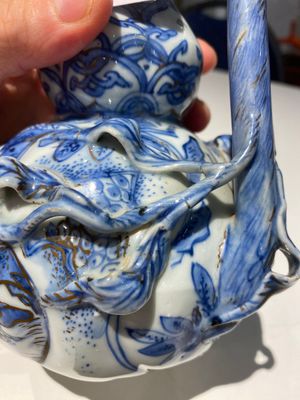 Een Chinese blauw-witte 'granaatappel' kendi met goudophoging, Wanli — foto 8