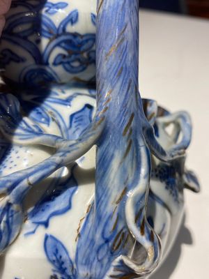 Een Chinese blauw-witte 'granaatappel' kendi met goudophoging, Wanli — foto 16