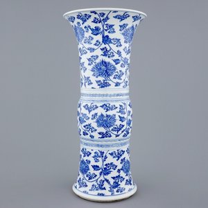 Een Chinese blauw-witte gu bekervaas met lotus scrolls, Kangxi — foto 1