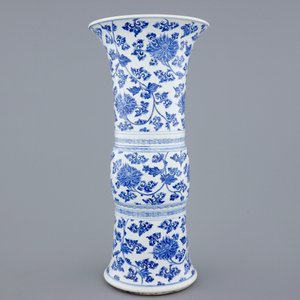 Een Chinese blauw-witte gu bekervaas met lotus scrolls, Kangxi — foto 2