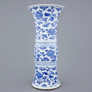 Een Chinese blauw-witte gu bekervaas met lotus scrolls, Kangxi — foto 4