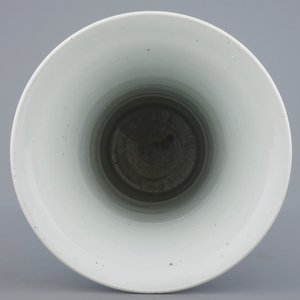 Een Chinese blauw-witte gu bekervaas met lotus scrolls, Kangxi — foto 5