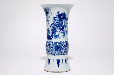 Een Chinese blauw-witte gu vaas in transitie-stijl, 19/20e eeuw