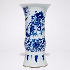 Een Chinese blauw-witte gu vaas in transitie-stijl, 19/20e eeuw — foto 1