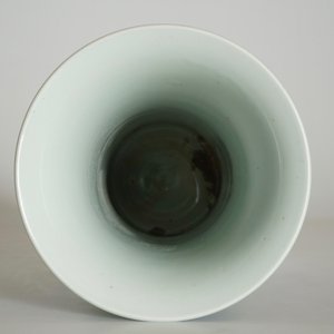 Een Chinese blauw-witte gu vaas in transitie-stijl, 19/20e eeuw — foto 11