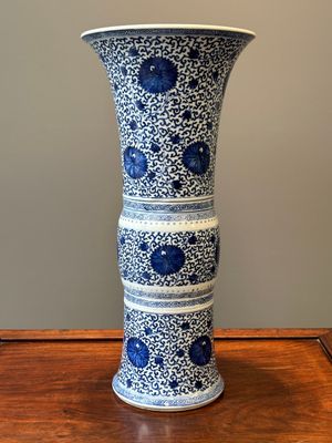 Een Chinese blauw-witte 'gu' vaas met chrysantslingers, Kangxi — foto 1