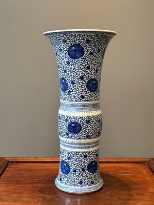 Een Chinese blauw-witte 'gu' vaas met chrysantslingers, Kangxi — foto 2
