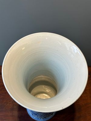 Een Chinese blauw-witte 'gu' vaas met chrysantslingers, Kangxi — foto 5