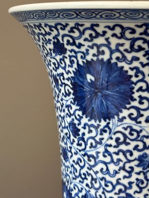 Een Chinese blauw-witte 'gu' vaas met chrysantslingers, Kangxi — foto 6