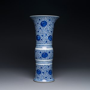 Een Chinese blauw-witte 'gu' vaas met chrysantslingers, Kangxi — foto 3