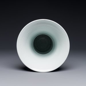 Een Chinese blauw-witte 'gu' vaas met chrysantslingers, Kangxi — foto 5