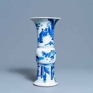 Een Chinese blauw-witte 'gu' vaas met figuratief decor, Kangxi — foto 1