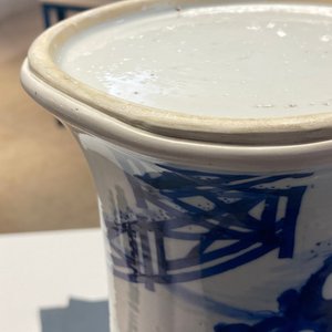 Een Chinese blauw-witte 'gu' vaas met figuratief decor, Kangxi — foto 21