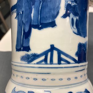 Een Chinese blauw-witte 'gu' vaas met figuratief decor, Kangxi — foto 13