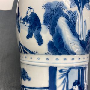 Een Chinese blauw-witte 'gu' vaas met figuratief decor, Kangxi — foto 16
