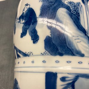 Een Chinese blauw-witte 'gu' vaas met figuratief decor, Kangxi — foto 17