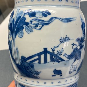 Een Chinese blauw-witte 'gu' vaas met figuratief decor, Kangxi — foto 26