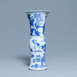 Een Chinese blauw-witte 'gu' vaas met figuratief decor, Kangxi — foto 3