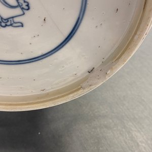 Een Chinese blauw-witte 'gu' vaas met figuratief decor, Kangxi — foto 33
